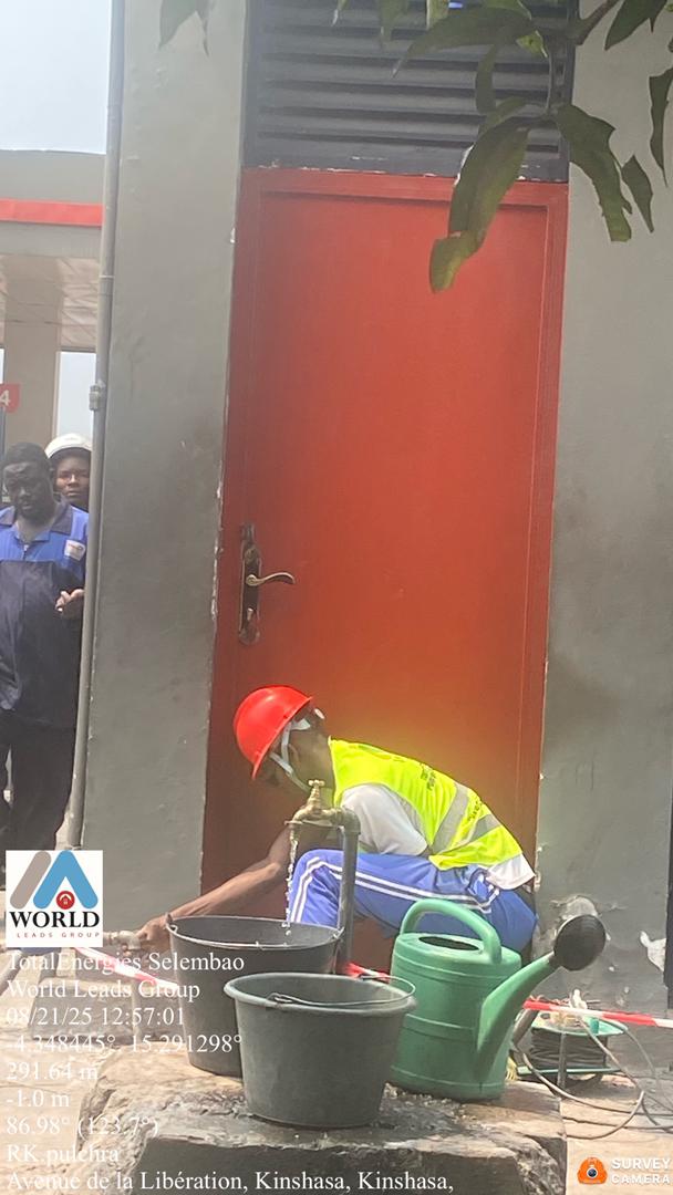 Pendant les travaux - Remplacement des portes métalliques à la station-service Molaert